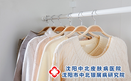 摄图网_500764248_挂在衣柜里的一排衣服（企业商用）